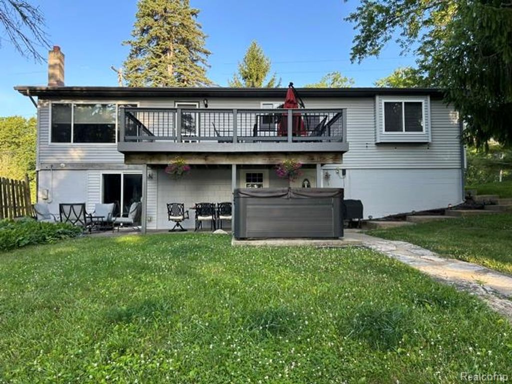 15471 Whitaker Road, Fenton Charter Township, MI 48451