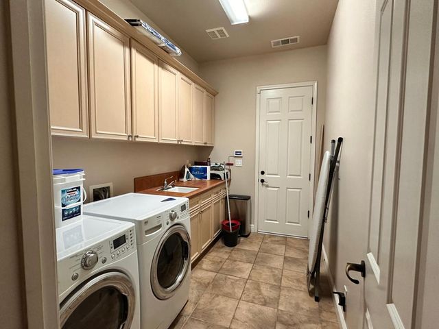 1530 E Golden Valley Way, Fresno, CA 93730