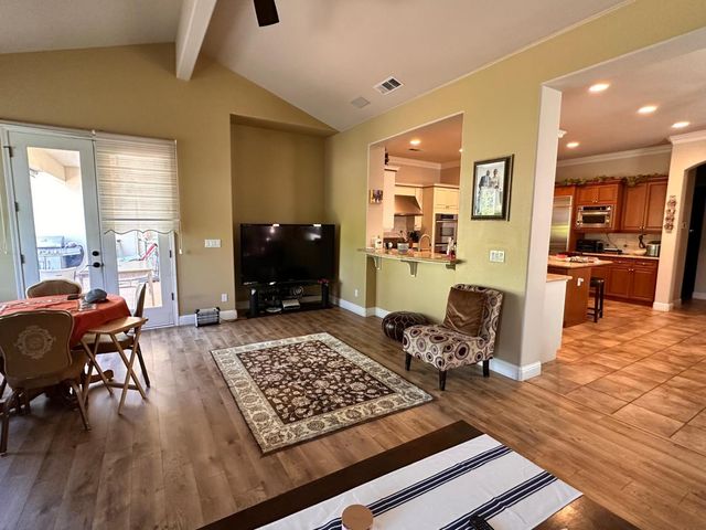 1530 E Golden Valley Way, Fresno, CA 93730