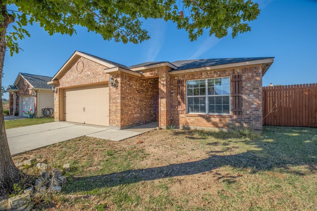 636 Noble Grove Lane, Fort Worth, TX 76140 — exterior