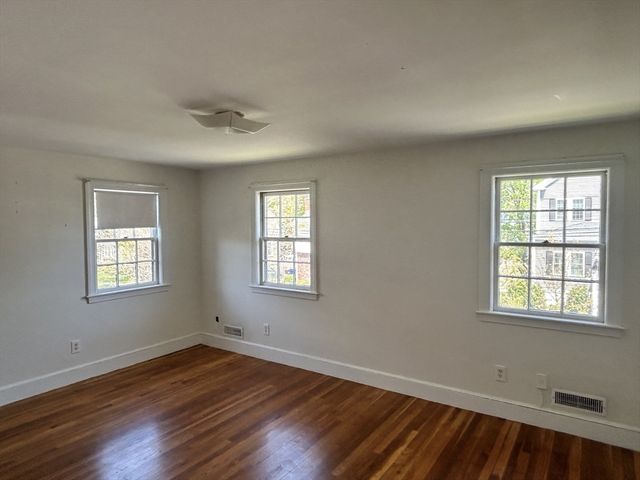 40 Elm St, Milton, MA 02186