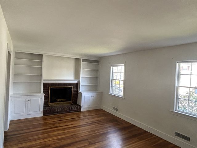 40 Elm St, Milton, MA 02186