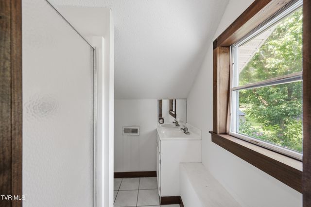 1830 Pittstown Road, Bristol, VA 24201