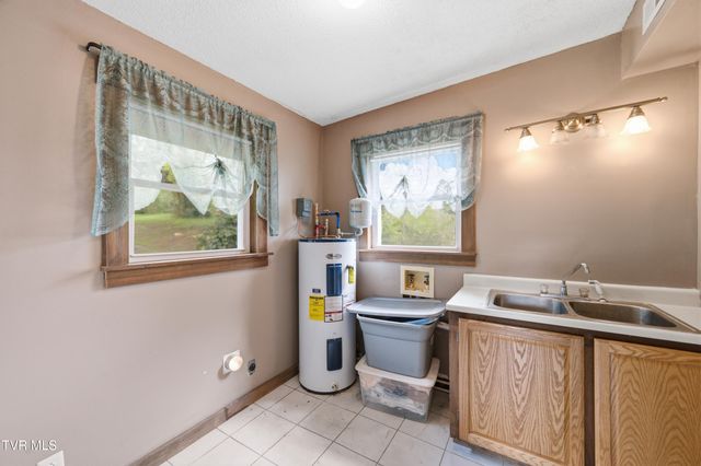 1830 Pittstown Road, Bristol, VA 24201