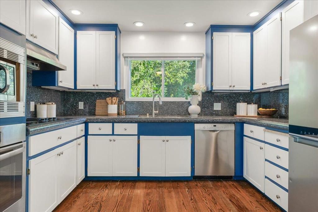 Image 15 of property listing at 1207 Woodview Terrace, Los Altos, CA 94024