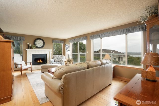4329 Cliff Side Drive NE, Tacoma, WA 98422