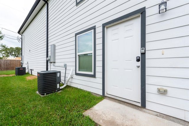 8635 Sunderland Road, Houston, TX 77028