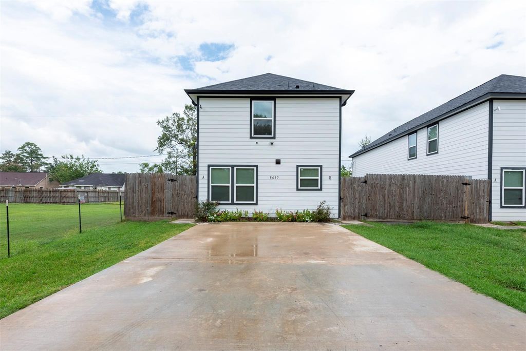 8635 Sunderland Road, Houston, TX 77028