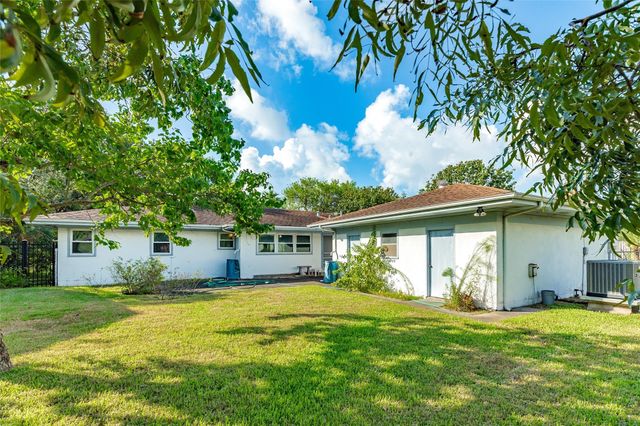 4528 Woodrow Avenue, Galveston, TX 77551