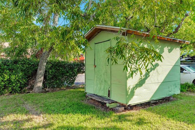 4528 Woodrow Avenue, Galveston, TX 77551