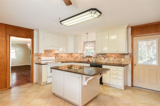4528 Woodrow Avenue, Galveston, TX 77551