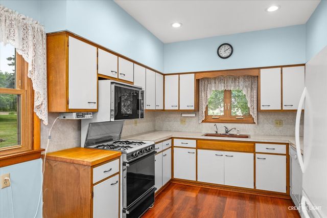 92 Maple Street, Sugar Grove, IL 60554
