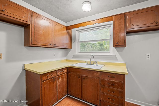 8003 Candleglow Ln, Louisville, KY 40214