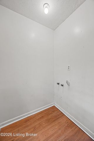 8003 Candleglow Ln, Louisville, KY 40214