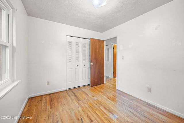 8003 Candleglow Ln, Louisville, KY 40214