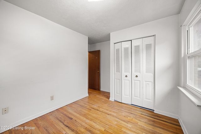 8003 Candleglow Ln, Louisville, KY 40214