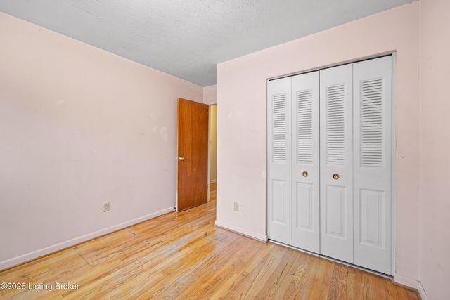 8003 Candleglow Ln, Louisville, KY 40214