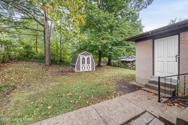8003 Candleglow Ln, Louisville, KY 40214