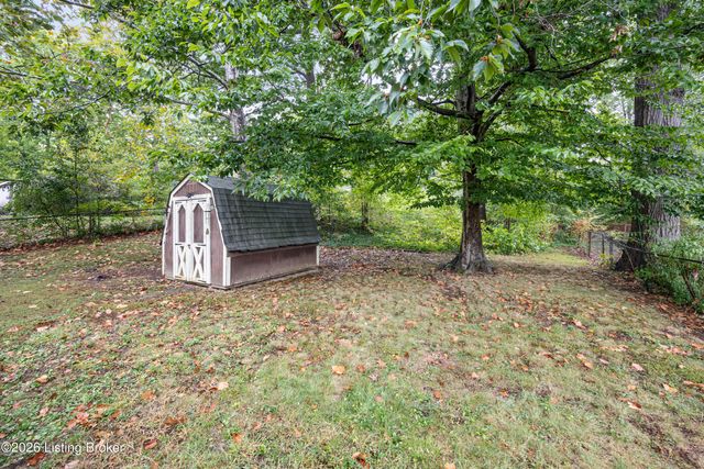 8003 Candleglow Ln, Louisville, KY 40214