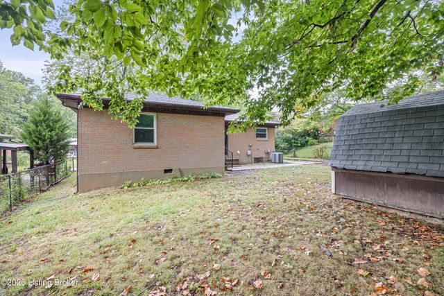 8003 Candleglow Ln, Louisville, KY 40214