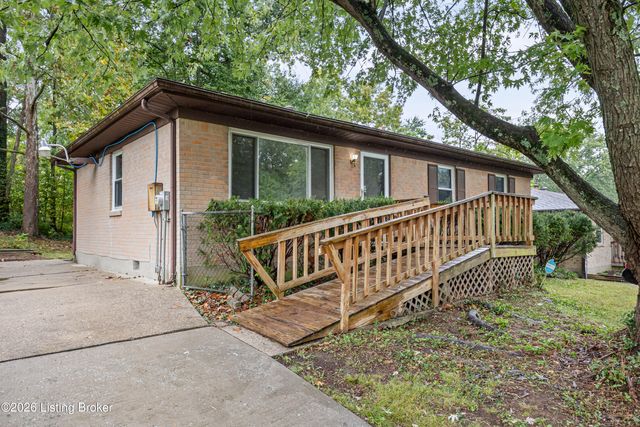 8003 Candleglow Ln, Louisville, KY 40214