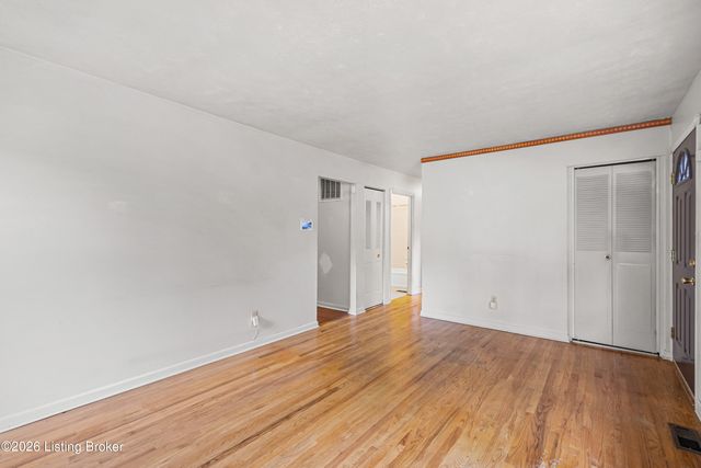 8003 Candleglow Ln, Louisville, KY 40214