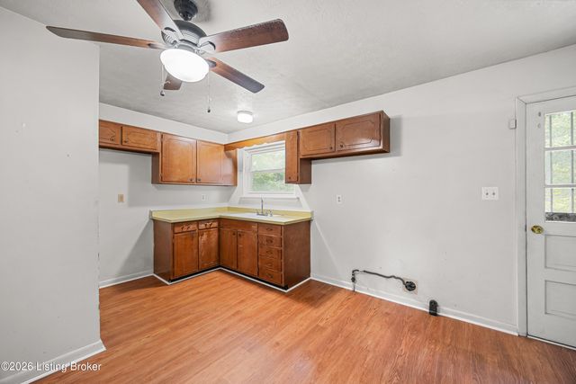 8003 Candleglow Ln, Louisville, KY 40214