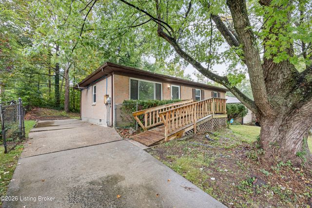 8003 Candleglow Ln, Louisville, KY 40214