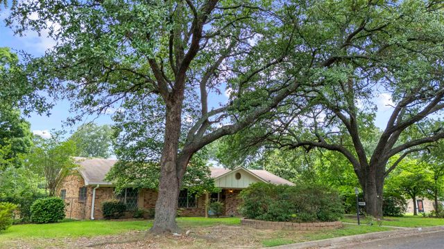 1711 N Tenth St., Longview, TX 75601