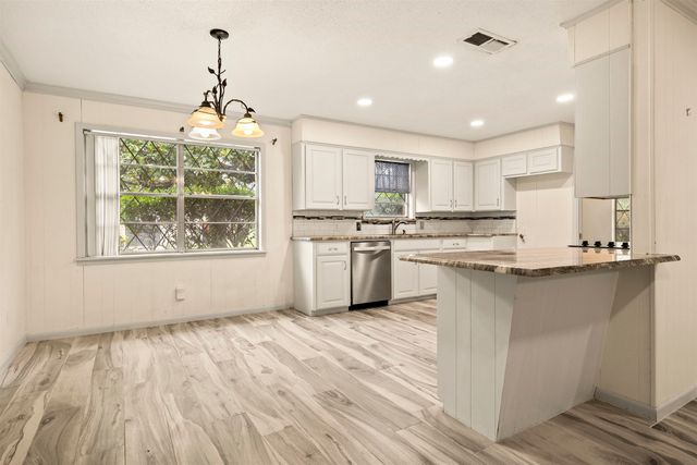 1711 N Tenth St., Longview, TX 75601