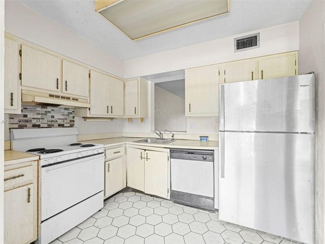 480 NW 76th Ave 102, Margate, FL 33063
