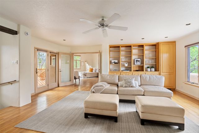 1009 Paseo De La Cuma, Santa Fe, NM 87501
