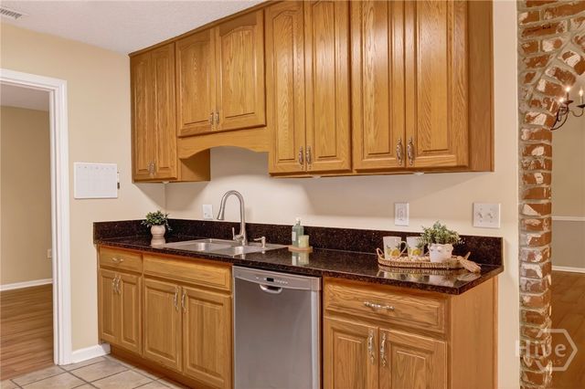 42 River Oaks Road, Savannah, GA 31410