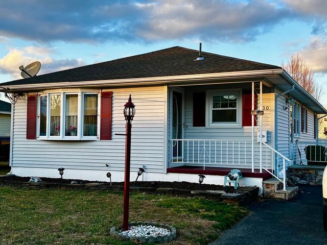 30 Catherine St, Chicopee, MA 01013