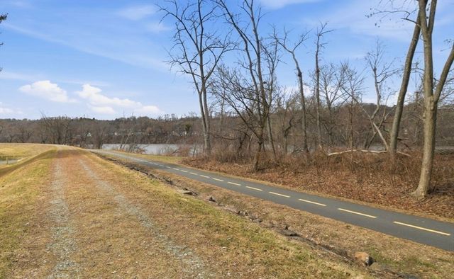 30 Catherine St, Chicopee, MA 01013