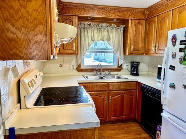 30 Catherine St, Chicopee, MA 01013