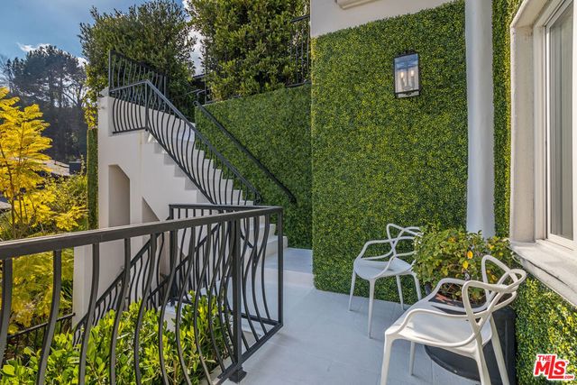 2209 Banyan Drive, Los Angeles, CA 90049