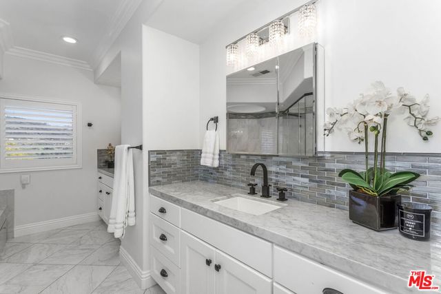 2209 Banyan Drive, Los Angeles, CA 90049