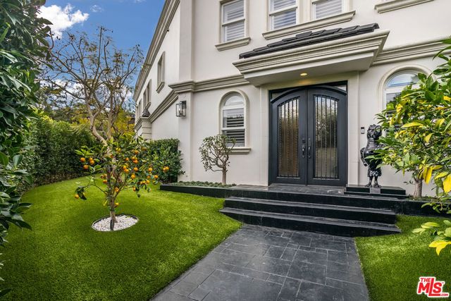 2209 Banyan Drive, Los Angeles, CA 90049