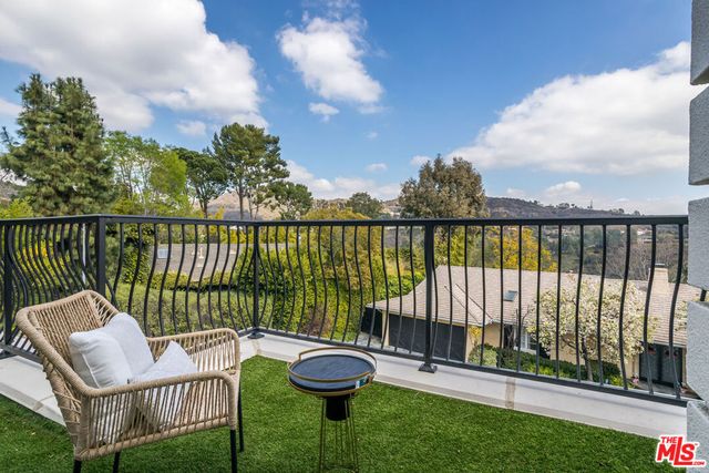 2209 Banyan Drive, Los Angeles, CA 90049