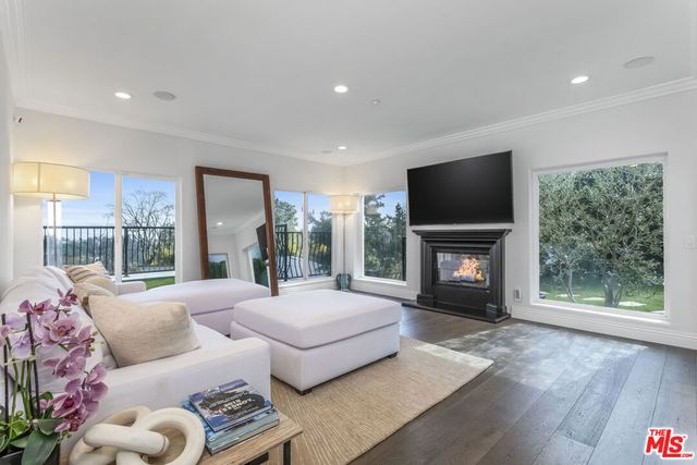 2209 Banyan Drive, Los Angeles, CA 90049