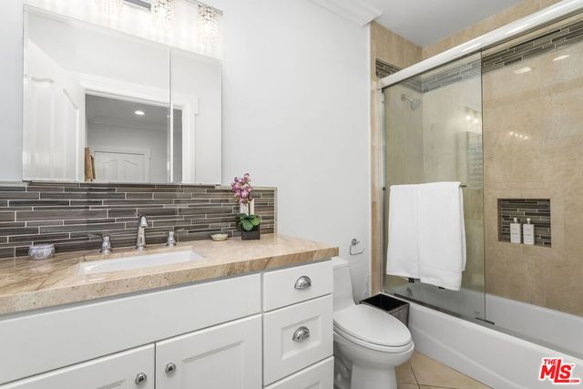 2209 Banyan Drive, Los Angeles, CA 90049