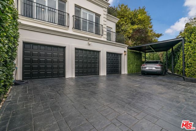 2209 Banyan Drive, Los Angeles, CA 90049