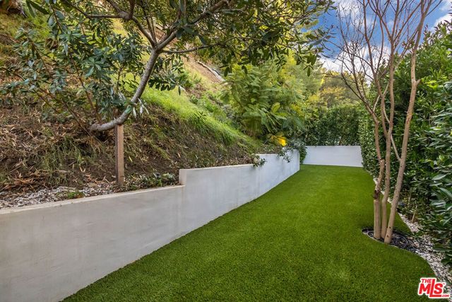 2209 Banyan Drive, Los Angeles, CA 90049