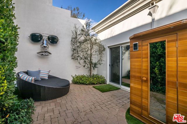 2209 Banyan Drive, Los Angeles, CA 90049