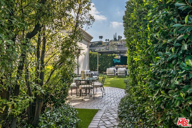 2209 Banyan Drive, Los Angeles, CA 90049