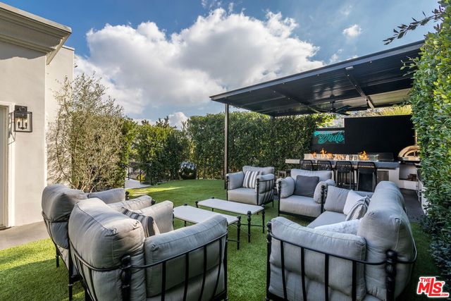 2209 Banyan Drive, Los Angeles, CA 90049