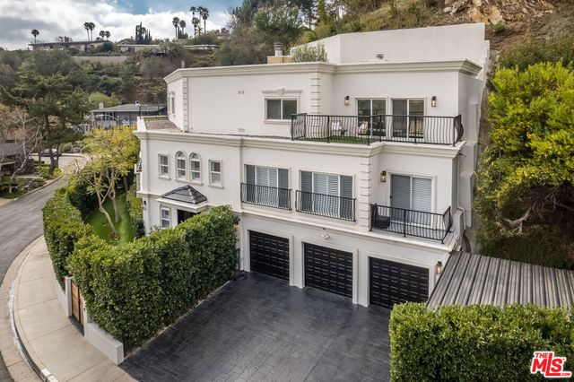2209 Banyan Drive, Los Angeles, CA 90049