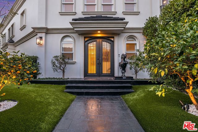 2209 Banyan Drive, Los Angeles, CA 90049