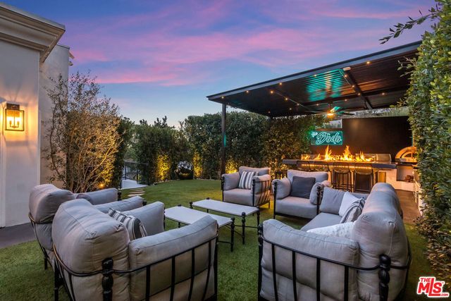 2209 Banyan Drive, Los Angeles, CA 90049